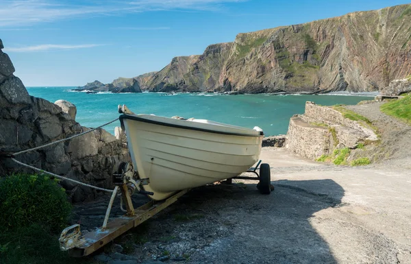 Veslovací člun připraven ke spuštění na Hartland Quay v Severní Devon — Stock fotografie