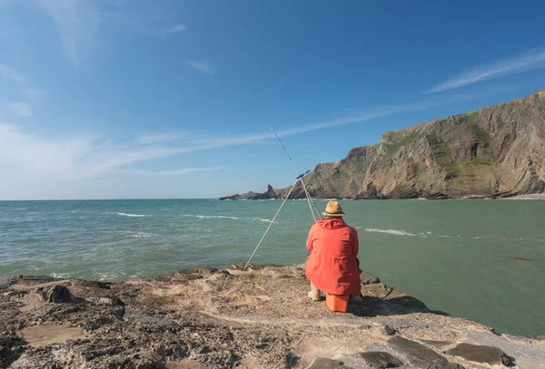 Pescatore di mare a Hartland Quay nel nord del Devon — Foto Stock