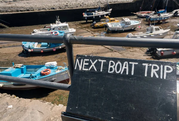 Cartel anunciando que no hay viajes en barco a medida que la marea baja —  Fotos de Stock