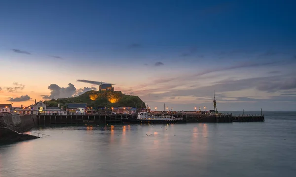 Naplemente, át a turisztikai város Ilfracombe, Devon — Stock Fotó