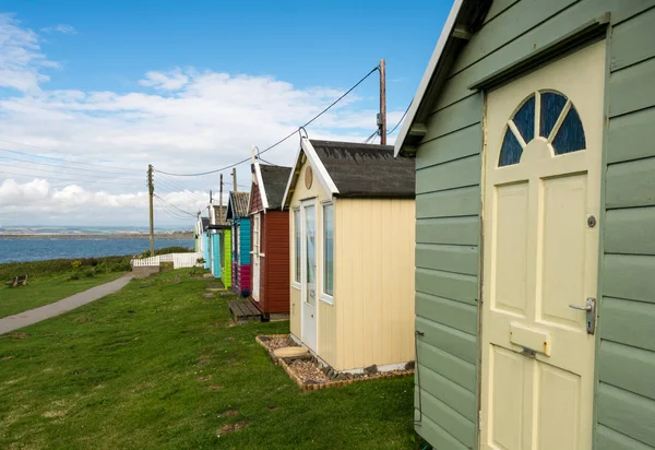 Capanne colorate lato spiaggia sulla costa del Devon in Inghilterra — Foto Stock