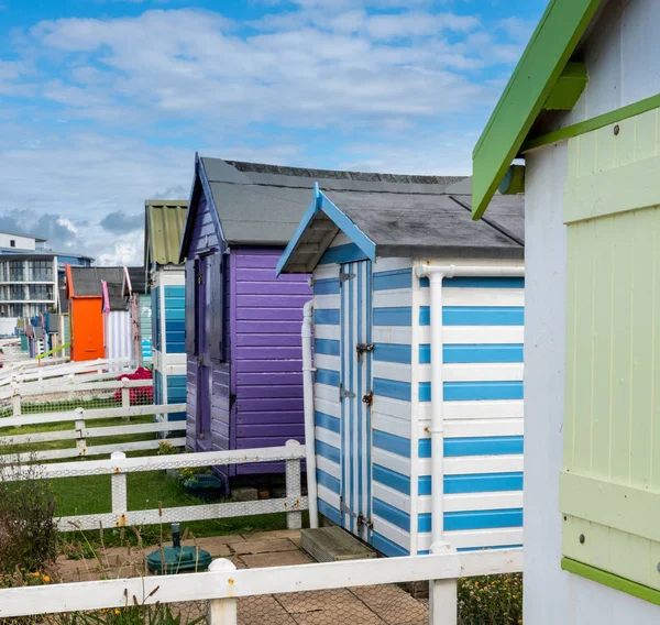 Färgglada beach side hyddor på Devon sydkusten — Stockfoto