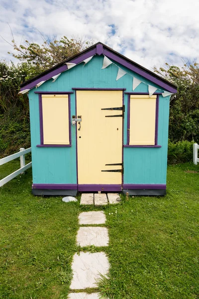 Färgglada beach side hyddor på Devon sydkusten — Stockfoto