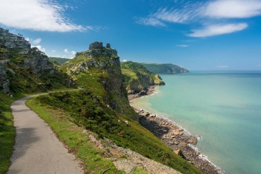 Lynmouth yakınındaki South West Coast yol