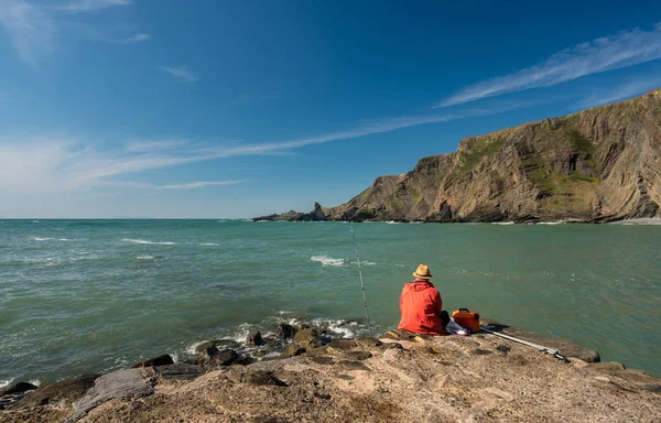 Pescatore di mare a Hartland Quay nel nord del Devon — Foto Stock