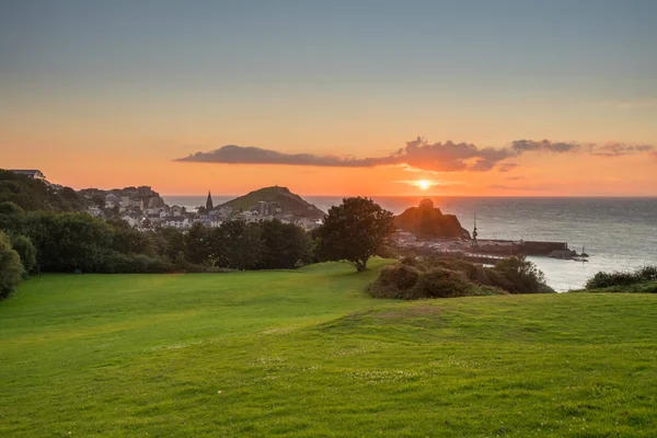 Sonnenuntergang über der Touristenstadt ilfracombe in devon — Stockfoto