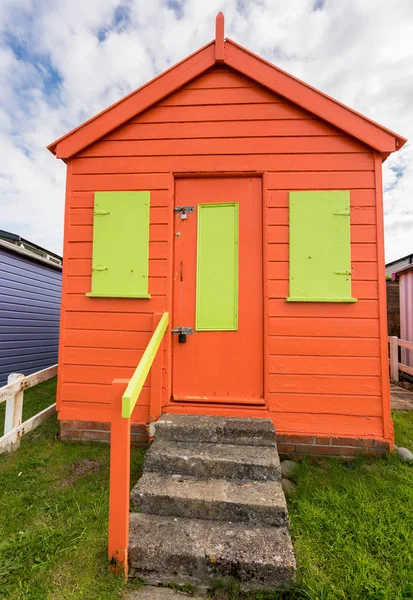 Красочные пляжные домики на побережье Девона в Англии — стоковое фото