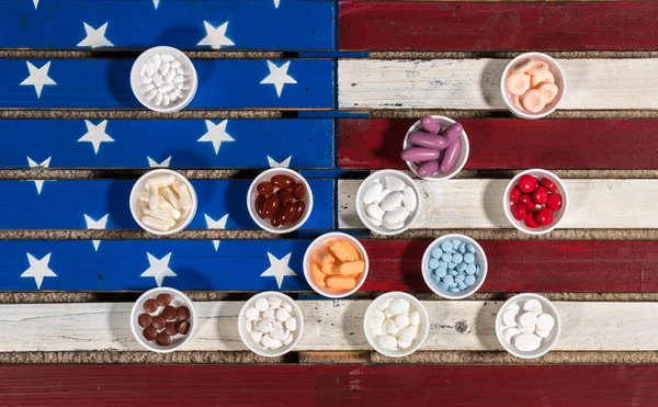 미국 국기에 처방 약의 여러 컨테이너 — 스톡 사진