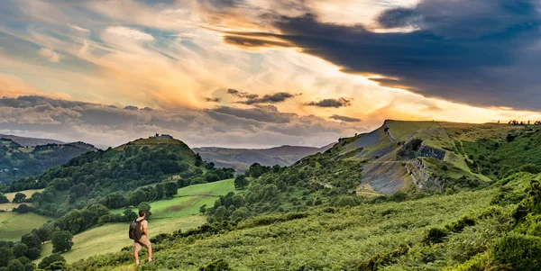 Wandelaar en zonsondergang over Llangollen panorama — Stockfoto