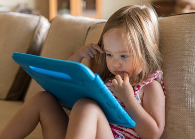 Okul öncesi kız evde tablet bilgisayar kullanma