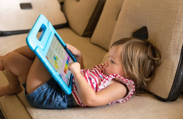 Préscolaire fille à l'aide d'un ordinateur tablette à la maison — Photo