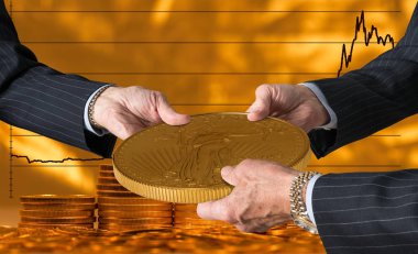 Büyük altın sikke holding üç tüccarlar eller