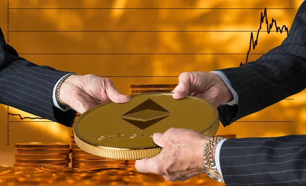 Tre handlare händer som håller stora eter eller ethereum mynt — Stockfoto