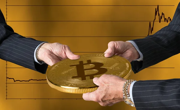 Ręce trzech przedsiębiorców posiadających duże bitcoin — Zdjęcie stockowe