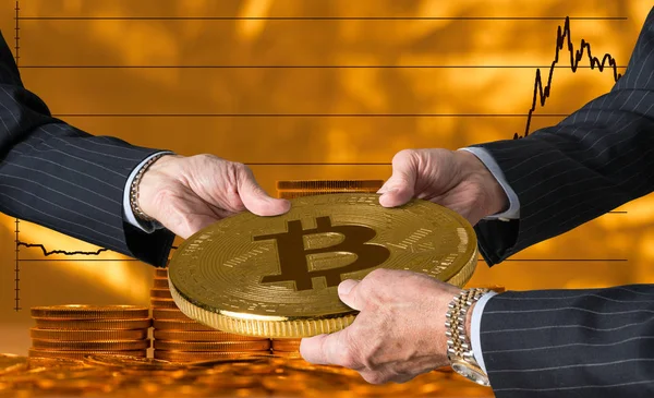 Büyük bitcoin holding üç tüccarlar eller — Stok fotoğraf