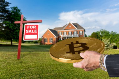İşadamı el Bitcoin ev satın almak için teklif