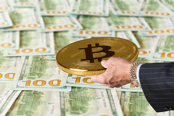 Bitcoin posiadaniu ponad 100 Dolar nas rachunki lub notatek — Zdjęcie stockowe