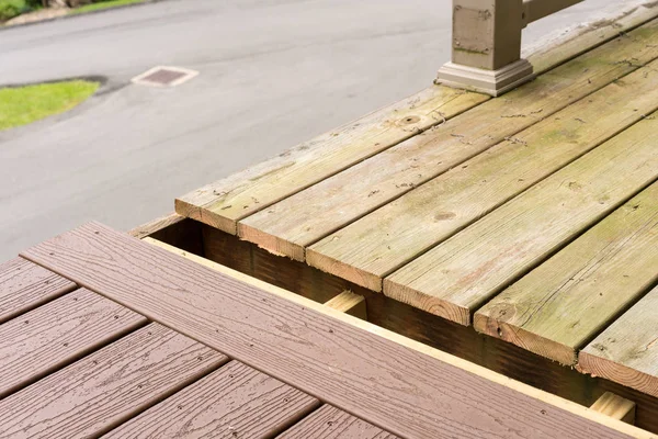 Remplacement du vieux tablier en bois par un matériau composite — Photo