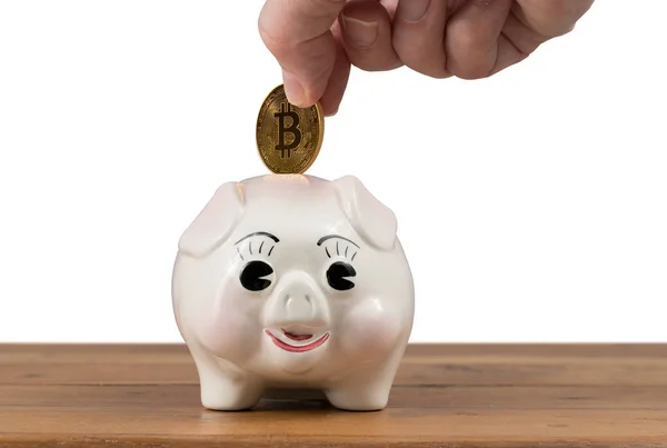 Gouden munten wordt ingevoegd piggy bank — Stockfoto