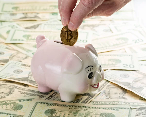 Mano colocación de moneda de bitcoin en alcancía —  Fotos de Stock