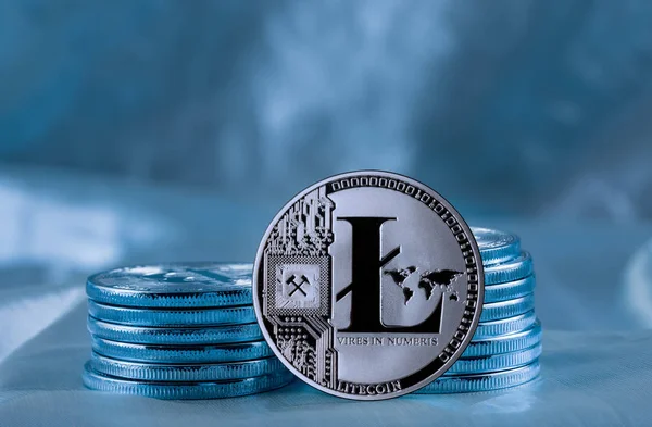 Pilha de moedas Litecoin com fundo azul — Fotografia de Stock