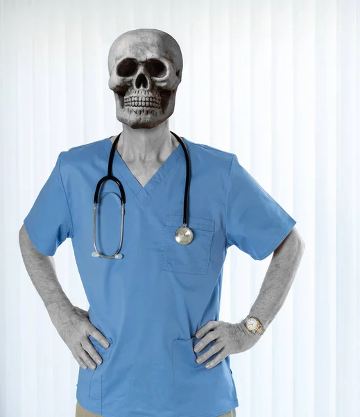 Médico senior en matorrales con cráneo — Foto de Stock