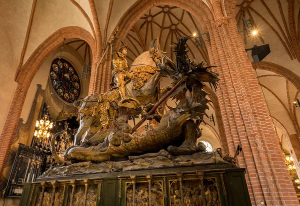 Trä staty av St George och draken i Stockholm — Stockfoto