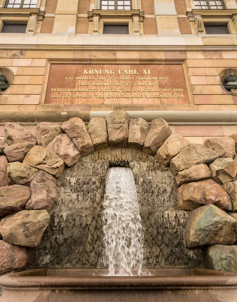 Şelale önünde Kraliyet Sarayı, Stockholm — Stok fotoğraf