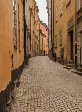 Dar Arnavut kaldırımlı Gamla Stan, Stockholm sokak