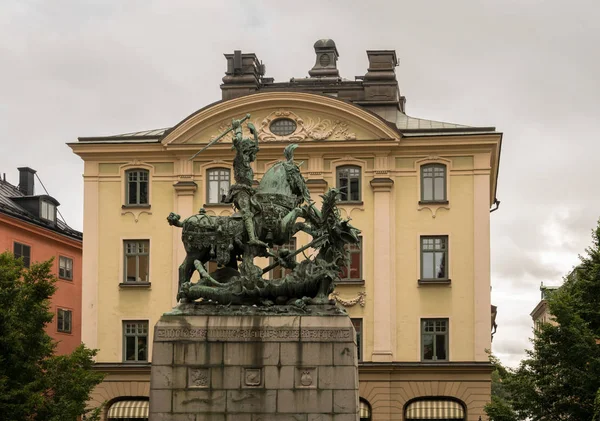 St George ve Dragon Stockholm bronz heykeli