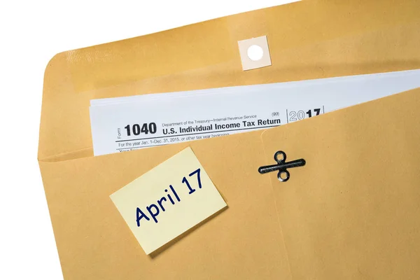 Tax Day reminder for April 17 on envelope — Stock Photo, Image