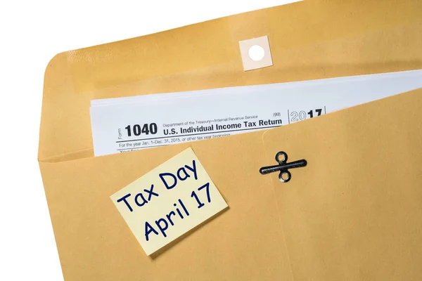 Tax Day reminder for April 17 on envelope — Stock Photo, Image