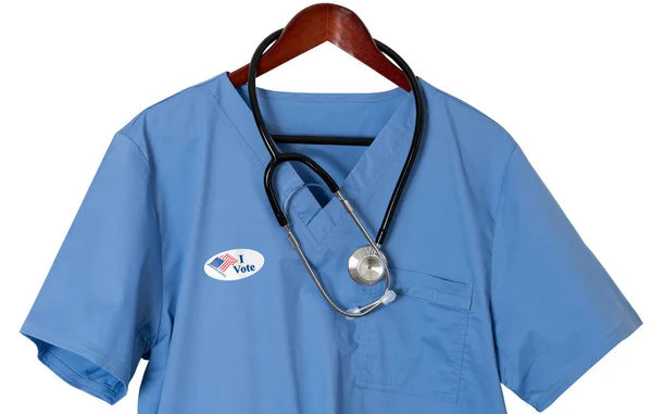 Camisa azul para profesionales médicos con etiqueta Voto — Foto de Stock