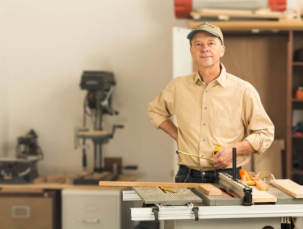 Senior Kaukasische man in huis workshop — Stockfoto