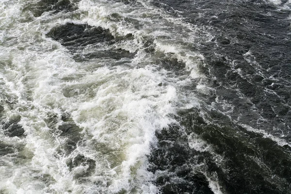 Cold waves in the wake of large cruise ship — Stock Photo, Image