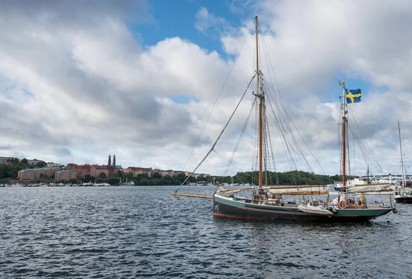 Barco à vela pela Câmara Municipal em Estocolmo — Fotografia de Stock