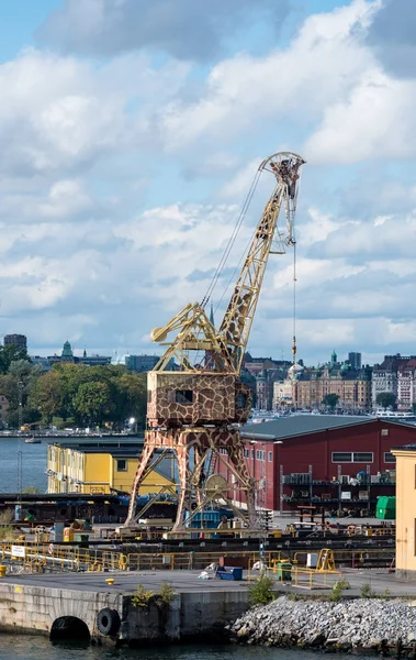 Scheepswerf kraan geschilderd als een giraffe in Stockhom — Stockfoto