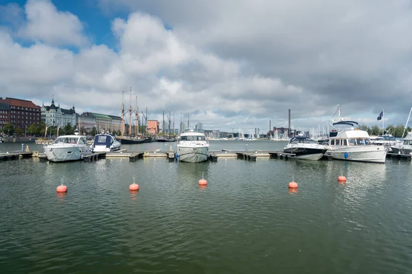 Barche a motore nel porto di Helsinki — Foto Stock