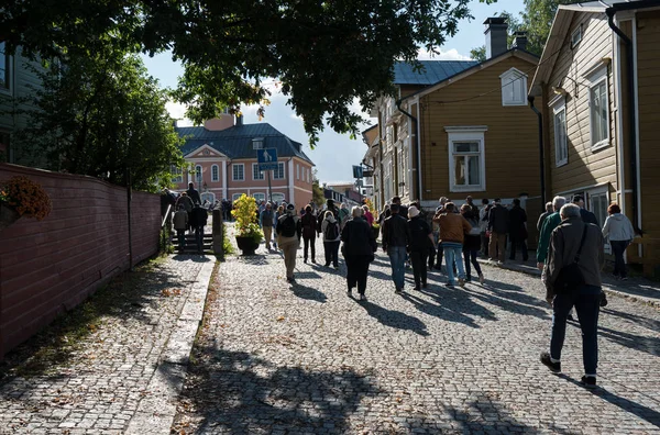 Turister promenad till gamla torget i Borgå, Finland — Stockfoto