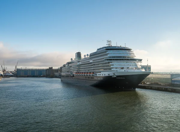 Cruiseschip van de Holland America Koningsdam in Helsinki — Stockfoto