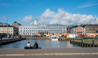 Finlandiya Helsinki limanda waterfront turist bakmak