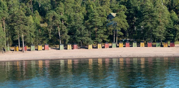 Capanne colorate vicino Helsinki, Finlandia — Foto Stock
