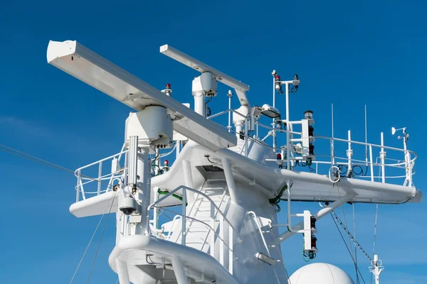 Radar antenna on the mast of a cruise ship — Stock Photo, Image