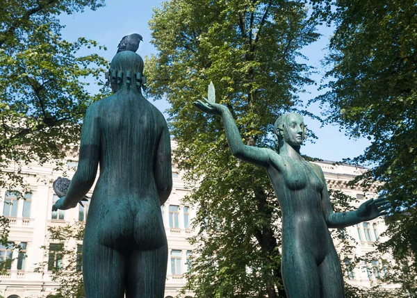 Fakt a Fable socha připomínající Zacharias Topelius v Esplanade park — Stock fotografie