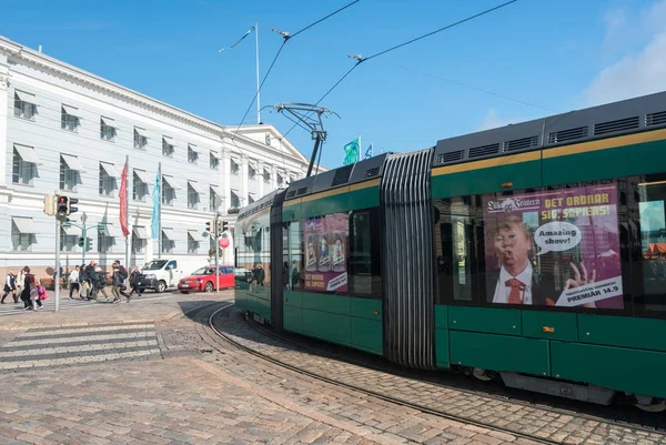 Tranvía en las afueras del Ayuntamiento de Helsinki — Foto de Stock
