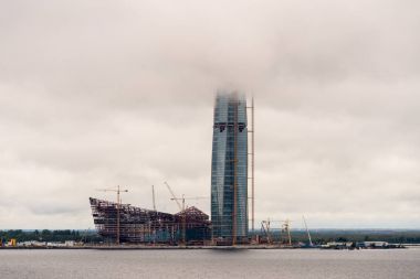Bulutlarda Lakhta gökdelen inşaatı