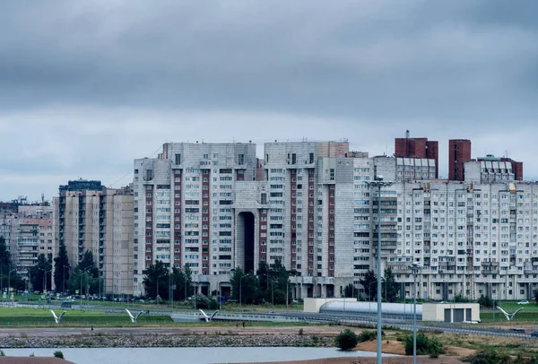 Edificios de apartamentos de la era soviética por puerto de pasajeros en Rusia —  Fotos de Stock