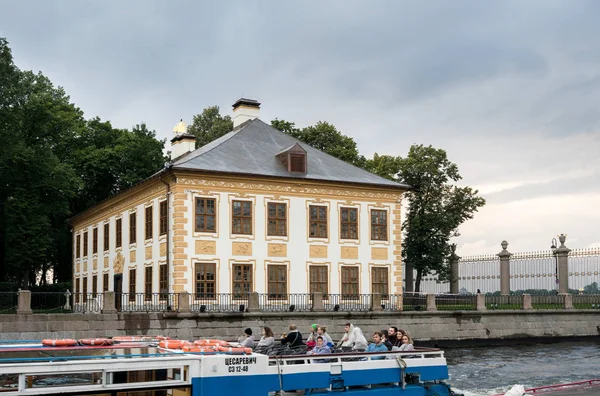 Sommerpalast und Kanäle in St. Petersburg, Russland — Stockfoto