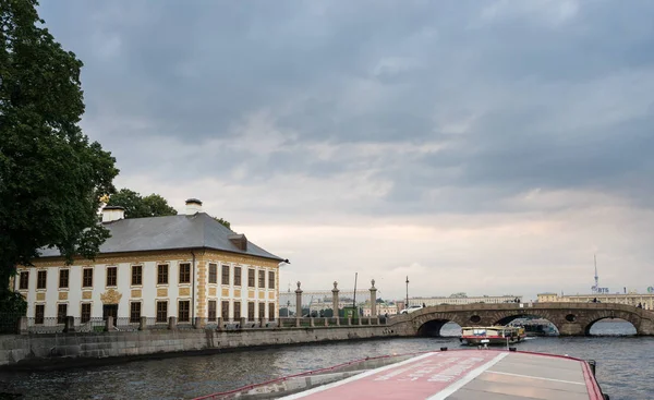 Palacio de Verano y canales en San Petersburgo, Rusia — Foto de Stock