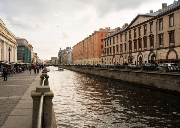 Nábřeží a kanály v St Petersburg, Rusko — Stock fotografie